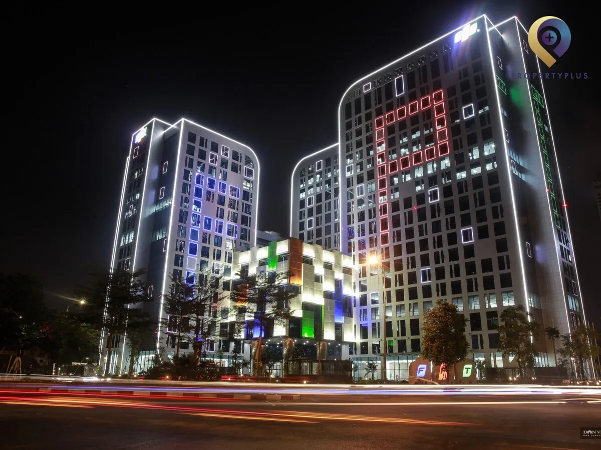 Night view of the entire FPT Tower building in Hanoi